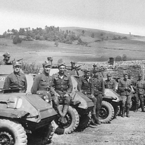 Załogi dywizjonu pancernego 1 DKBW przy swoich lekkich samochodach pancernych BA-64,CAW